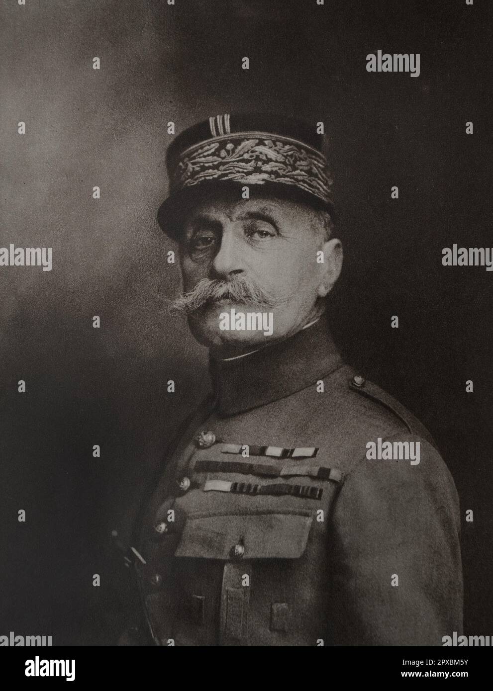 General Ferdinand Foch. Ferdinand Foch (1851-1929) war ein französischer General- und Militärtheoretiker, der während des Ersten Weltkriegs als Oberster alliierter Befehlshaber diente. Als aggressiver, sogar rücksichtsloser Befehlshaber bei den ersten Marne-, Flandern- und Artois-Kampagnen von 1914 bis 1916 wurde Foch Ende März 1918 zum Oberbefehlshaber der Alliierten angesichts der völlig deutschen Frühjahrsoffensive, die die Alliierten mit frischen Soldaten und neuen Taktiken, die Gräben nicht eindämmen konnten, zurückdrängte. Er hat die französischen, britischen und amerikanischen Bemühungen erfolgreich zu einem kohärenten Ganzes koordiniert und seine Stra geschickt gehandhabt Stockfoto
