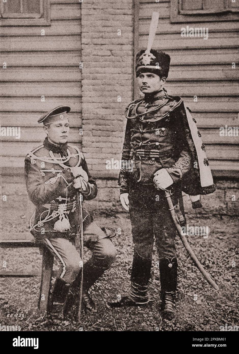 Kaiserliche Russische Armee. Wachen Kavallerie Verließ Das Grodno Hussar Life Guards Regiment (Warschau). Richtig: Hussar Life Guards Regiment (Zarskoie Selo) seiner Majestät. Stockfoto