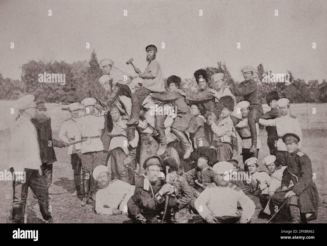 Kaiserliche Russische Armee. Soldatenspiele. Die menschliche Pyramide. Stockfoto