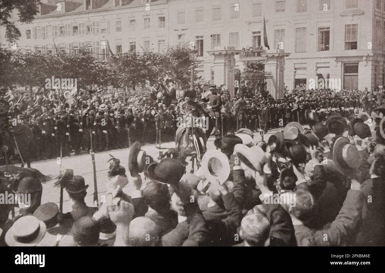 Erster Weltkrieg Belgien im Krieg. 1914 der König der Belgier, der in das Parlament geht, wird von der Brüsseler Bevölkerung hoch gelobt. Stockfoto