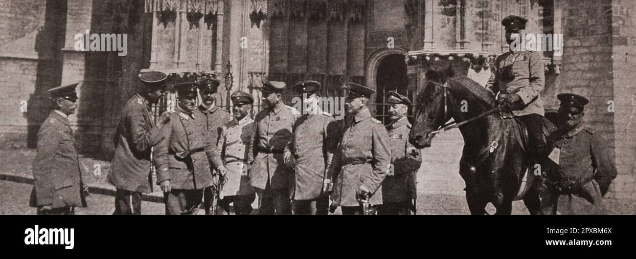 Erster Weltkrieg Krieg und Kultur. Deutsche Offiziere mit zufriedenen Gesichtern posieren auf den Ruinen von Louvain Stockfoto