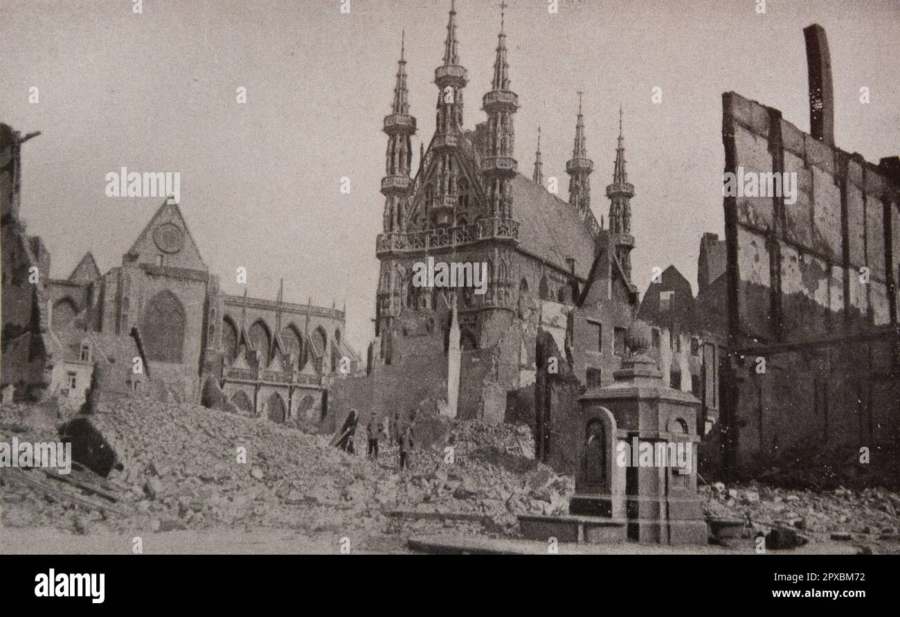 Erster Weltkrieg Beschuss und Zerstörung von Louvain durch die deutsche Armee. 1914 ein Aspekt von Leuven nach vier Tagen und vier Nächten Feuer: hassard oder Bescheidenheit, wurde das Rathaus respektiert. Stockfoto