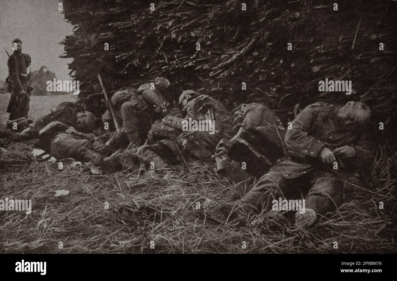 Erster Weltkrieg Frankreich im Krieg. Ein riesiges Schlachtfeld. Die Zerstörung der Feinde durch französische 75-Kaliber-Artillerie hinterließ Spuren in der Nähe des Modems. Hier scheint eine ganze Gruppe, zerstört ohne sichtbaren Schaden durch eine einzige Granatexplosion, am Fuß dieser Bündel zu schlafen. Stockfoto