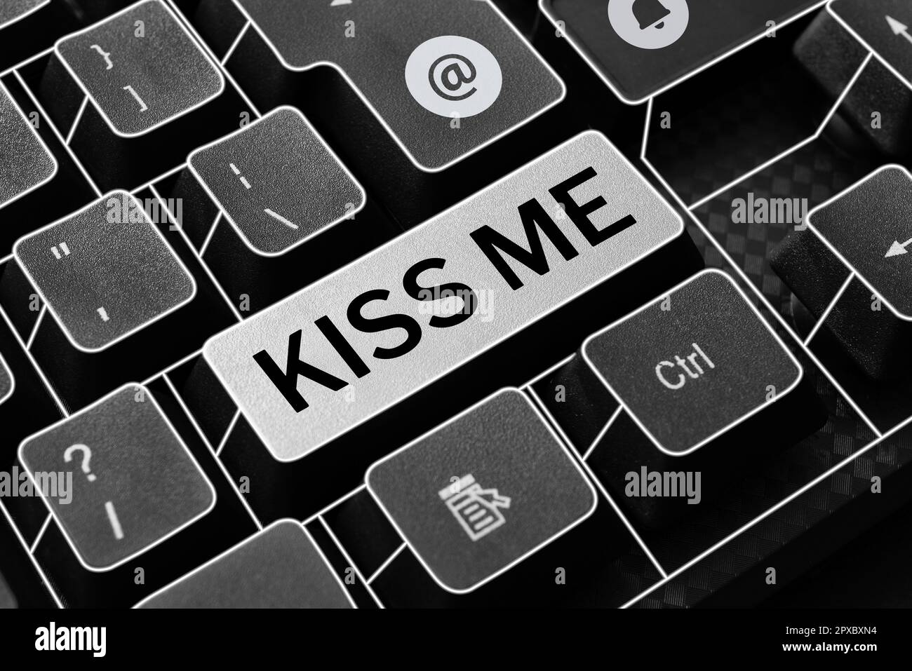 Schild mit Küss mich, Wort geschrieben auf informell bitten, meine Lippen mit deinen Lippen zu berühren oder gegen zu drücken Stockfoto