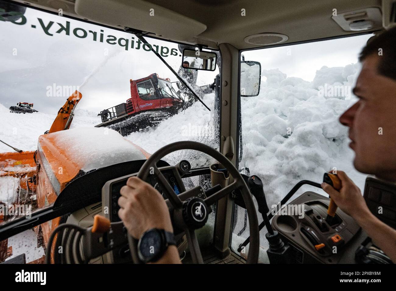 Pec Pod Snezkou, Tschechische Republik. 02. Mai 2023. Eine Schneefräse der technischen Dienste der Stadt Pec pod Snezkou in Zusammenarbeit mit den Schneekatzen von Meadow Hut (Lucni bouda) durchbricht die Schneemasse in der Traverse zwischen Vyrovka und der Kapelle der Gedenkstätte für die Bergopfer in den Riesengebirgen (Krkonose); Tschechische Republik, am 2. Mai 2023. Kredit: David Tanecek/CTK Photo/Alamy Live News Stockfoto