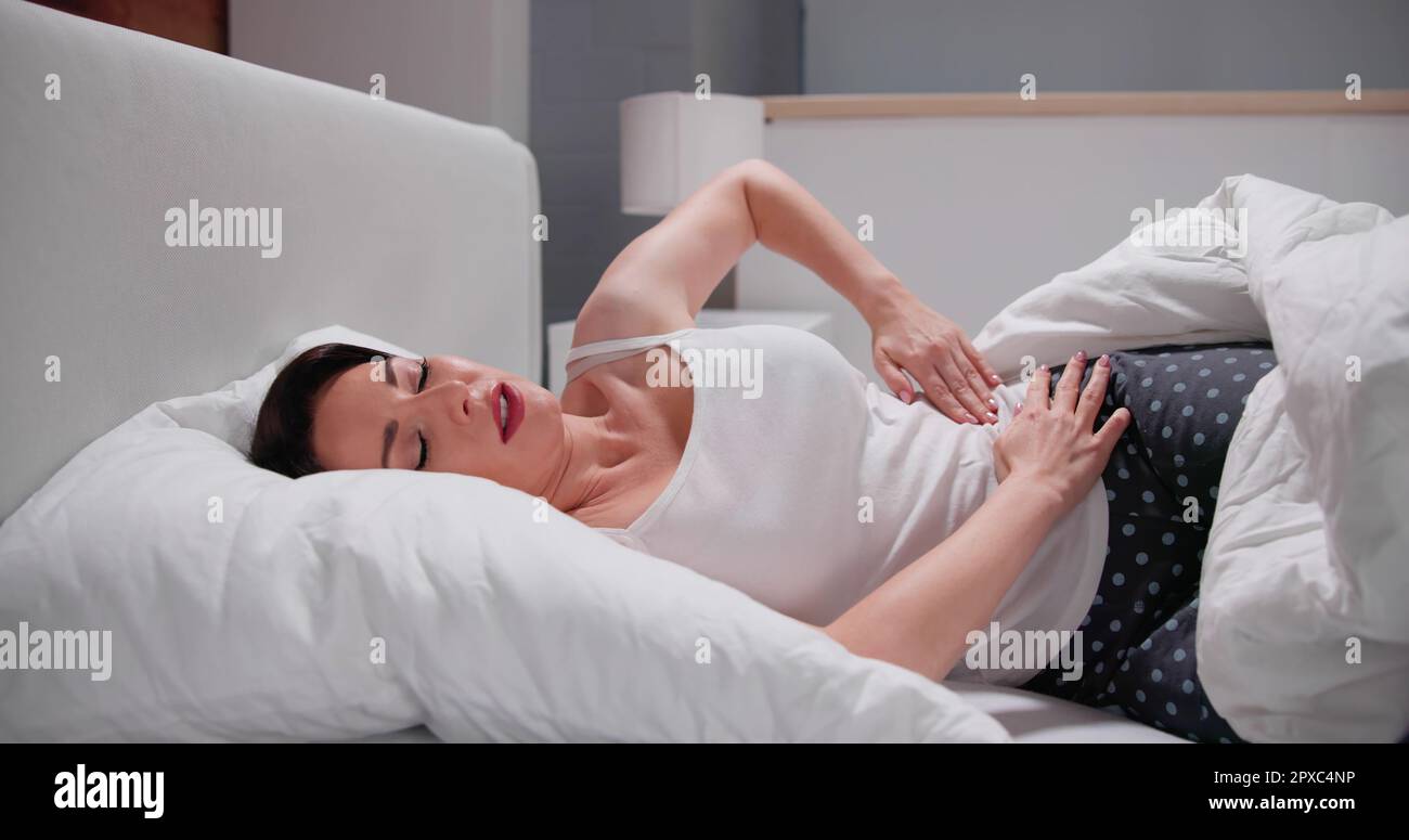 Frauen Mit Magen Ache. Durchfall oder PMS-Schmerzen Stockfoto