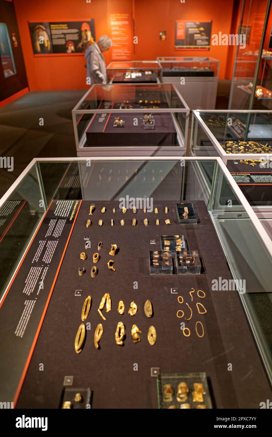 Ausstellung des Staffordshire Hoard of Anglo-Saxon Gold im Potteries Museum in Hanley, Stoke-on-Trent, Staffordshire, England. Stockfoto