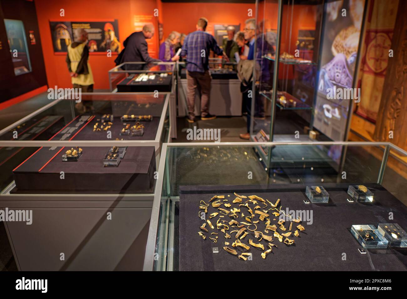 Ausstellung des Staffordshire Hoard of Anglo-Saxon Gold im Potteries Museum in Hanley, Stoke-on-Trent, Staffordshire, England. Stockfoto