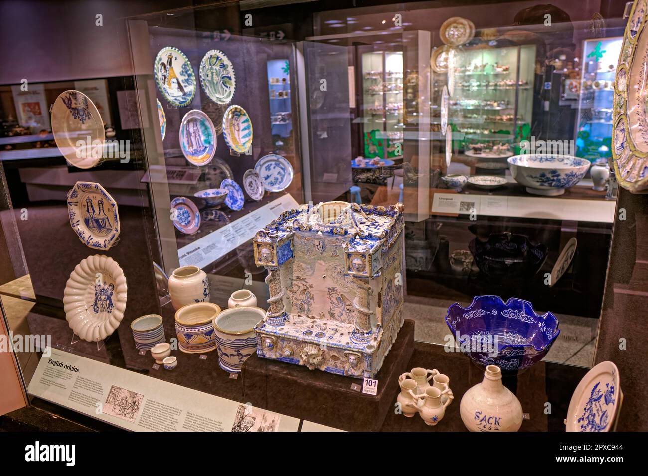 Englische Töpferausstellung im Potteries Museum in Hanley, Stoke-on-Trent, Staffordshire, England. Stockfoto