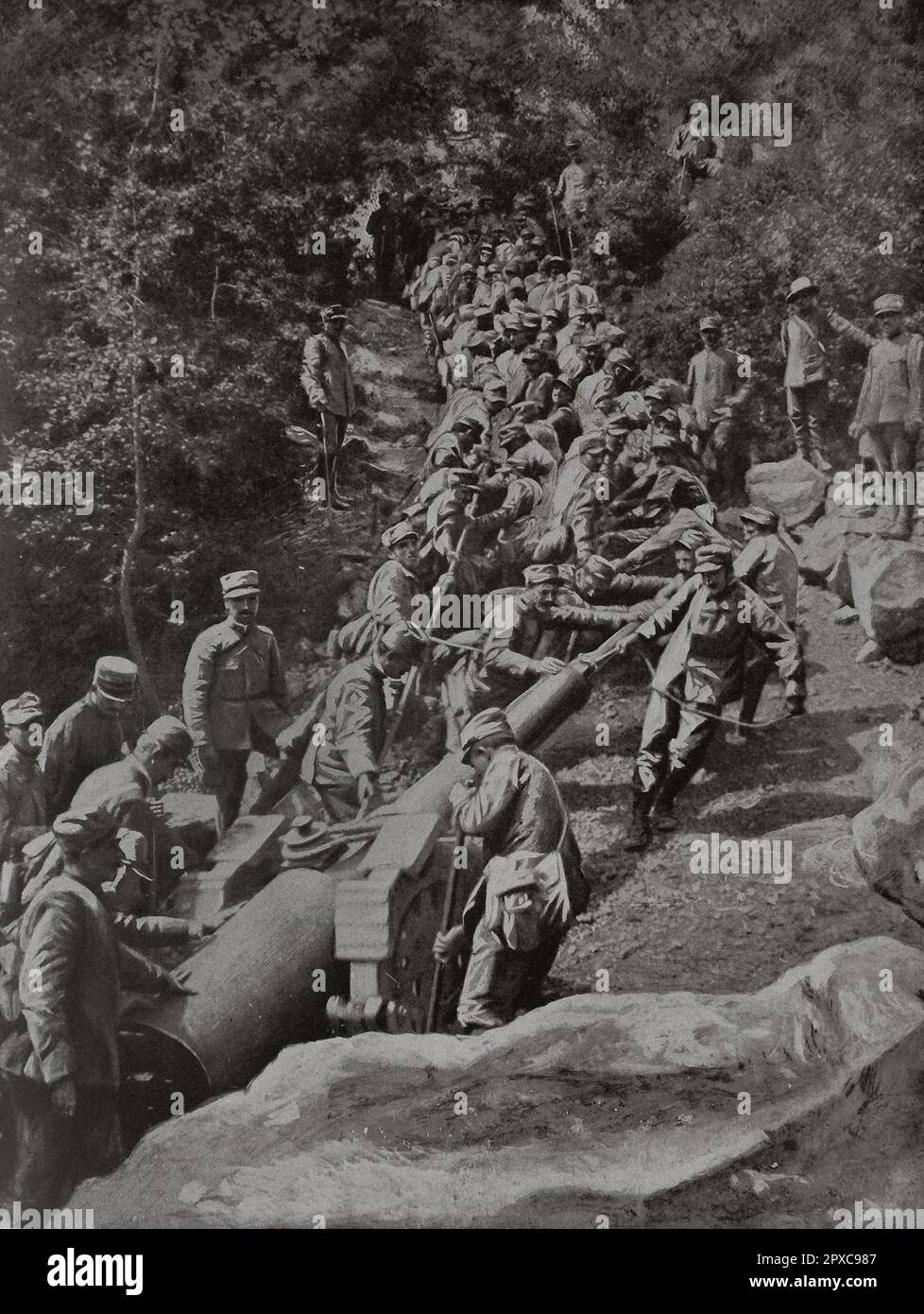 Erster Weltkrieg Die Schwierigkeiten des Krieges in den Bergen. Die große Kanone wird von etwa 600 französischen Soldaten gezogen Stockfoto