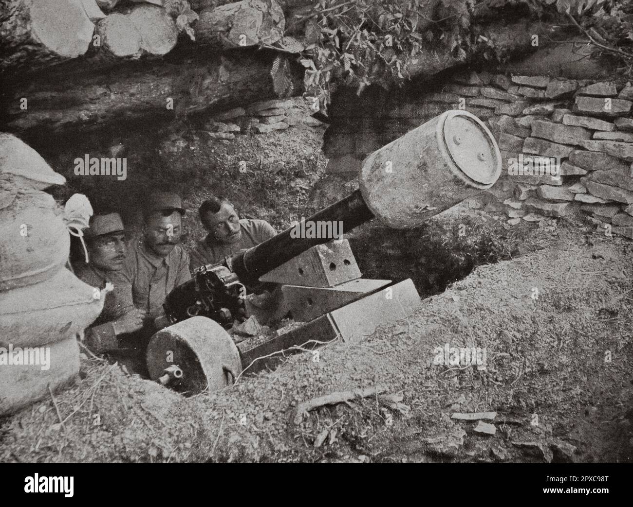 Erster Weltkrieg Frankreich im Krieg. Die beeindruckendste der Grabenziehmaschinen: 80 m/m Bergkanone, die als Minenwerfer verwendet wird. Dieser ist mit einer kleinen Mine von 58 Kilo beladen. Aber die gleiche Waffe kann Minen von 78 und 105 Kilo abfeuern. Stockfoto