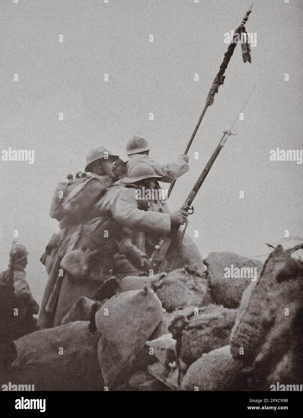 Erster Weltkrieg Colonel Desgrees du Lou stellt das Banner seines Regiments unter Maschinengewehrfeuer. 1915 Stockfoto