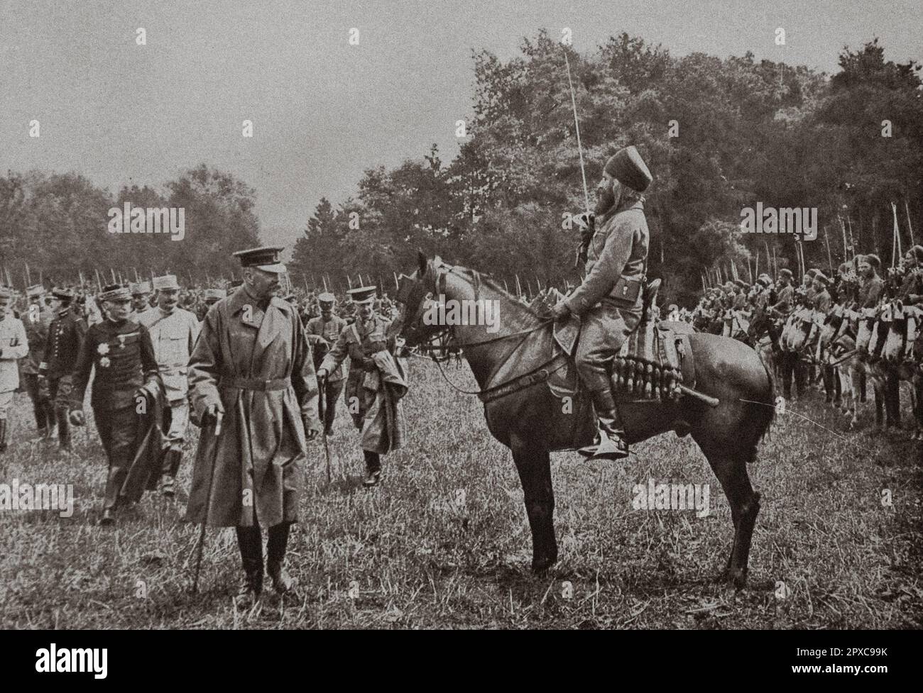 Erster Weltkrieg Lord Kitchener, nachdem er die indigenen Truppen der afrikanischen Armee überprüft hatte, tauschte ein paar Worte auf Arabisch mit einem Offizier algerischer Spahis aus. 1915 Stockfoto