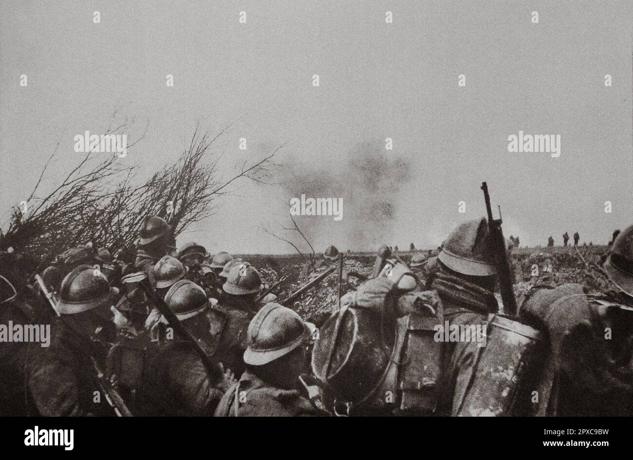 Vor Louvemont. Am 25. Februar 1916 griffen französische Infanteristen vor Louvemont, nordwestlich von Douaumont, den der Feind zu überrennen versuchte, gegeneinander an. Im Rauch des Sperrfeuer von 75-Gewehren verfolgten französische Soldaten die Deutschen, die im Hintergrund verschwanden. Stockfoto