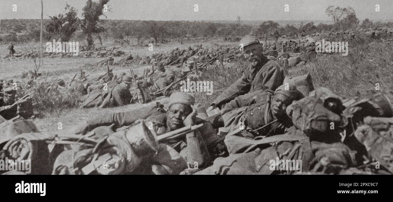 Erster Weltkrieg Zwischen Seddul-Bahr und Krithia. Senegalesische Einheiten der französischen Armee in einer kurzen Ruhestätte vor der Schlacht Stockfoto