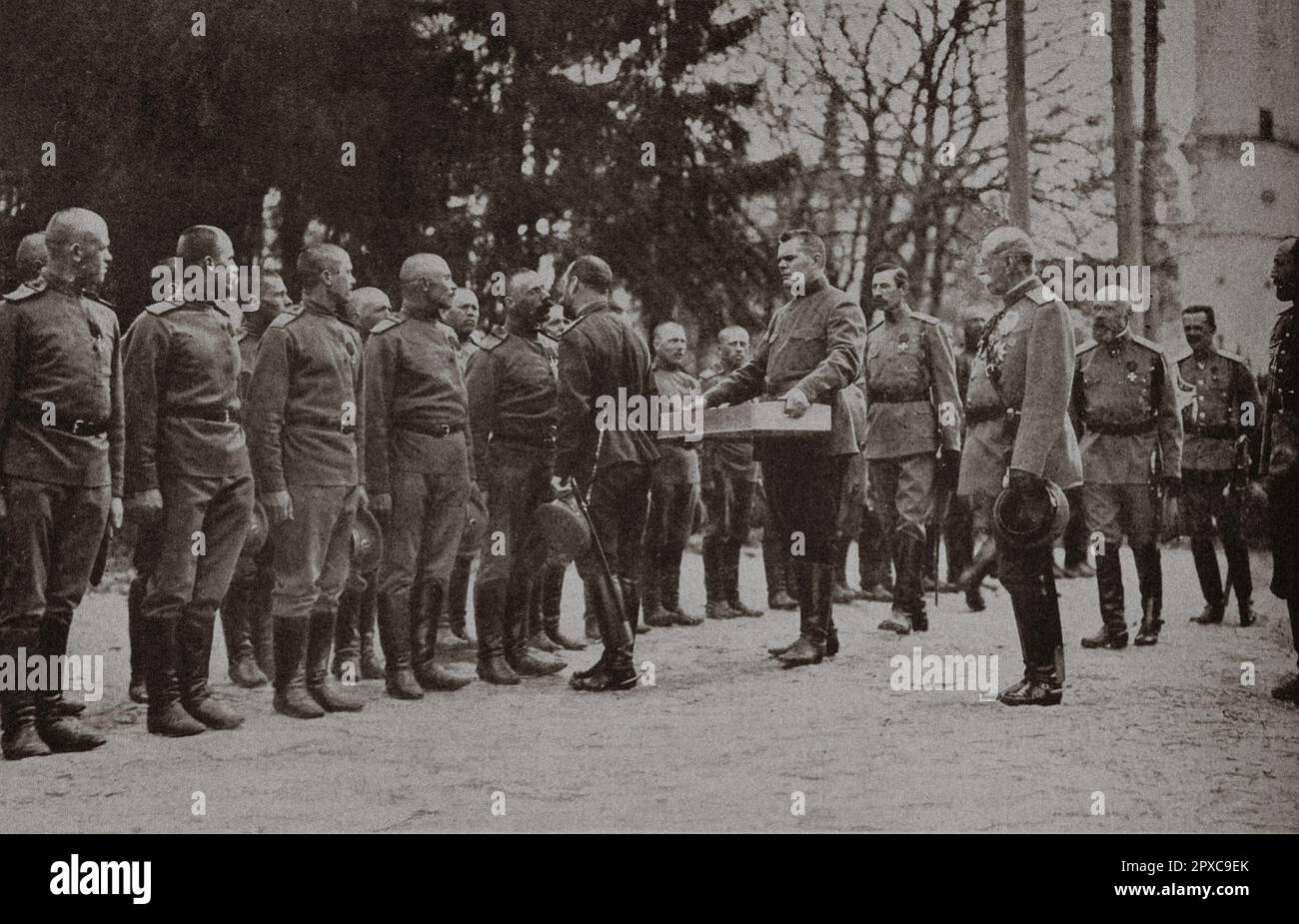 Erster Weltkrieg Russland im Krieg. Im kaiserlichen Viertel: Der Osterkuss des Zaren an seine Soldaten. Stockfoto