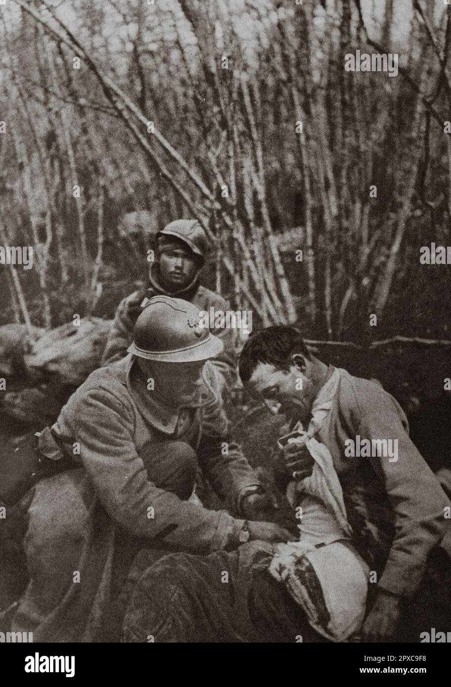 Erster Weltkrieg Frankreich im Krieg. Während des Kampfes. Erste Hilfe für Verwundete. Stockfoto