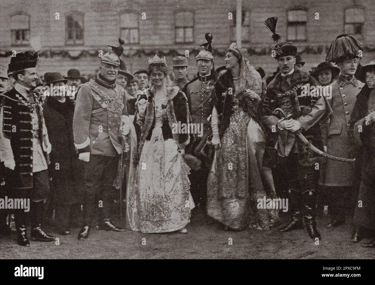 Das deutsche Gericht gab sich nach der Zeremonie der Kamera hin: Hohe Damen in zeremoniellen Kleidern, Magnaten in opulenten Kostümen, hohe militärische Würdenträger, von denen einer links mit seinem Helm über dem Ohr das goldene Vlies trägt, diese Figuren, die mitten in der Menge stehen, Ohne große Sorge um ihr Kleid, rief er eine Art Laufbahn hervor, die in diesem harten Winter des Krieges nicht zu sehen war. Stockfoto