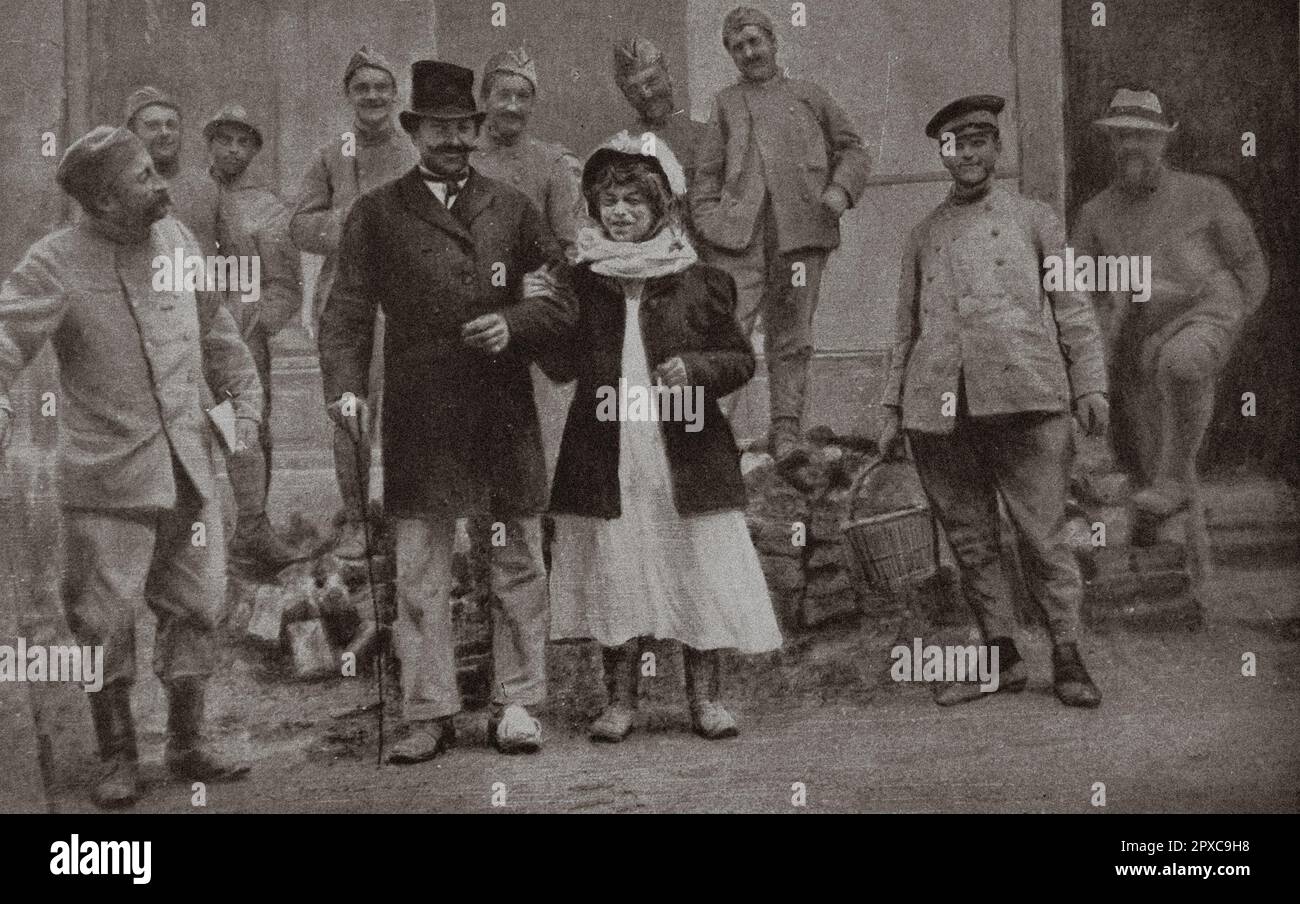 Erster Weltkrieg Frankreich im Krieg. Unsere Männer amüsieren sich: Sie kommen von Douaumont nach Verdun, zwei Kolonialherren des marokkanischen Regiments, von denen der größte, ein Bugler, seinen linken Fuß einfrieren ließ, sich als Bürgermeister und Bürgermeisterin verkleidete, um die Sieger zu empfangen und ihnen zu gratulieren. Stockfoto