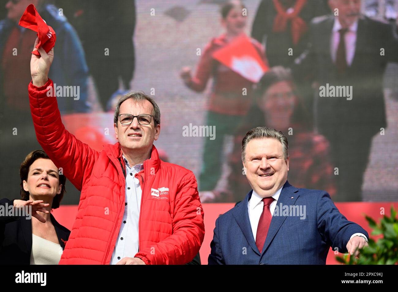 Wien, Österreich. 01. Mai 2023 SPÖ Bürgermeister von Wien Michael Ludwig (R) und Christian Meidlinger (L) bei der Abschlussveranstaltung der Feierlichkeiten am Maitag auf dem Wiener Rathausplatz Stockfoto