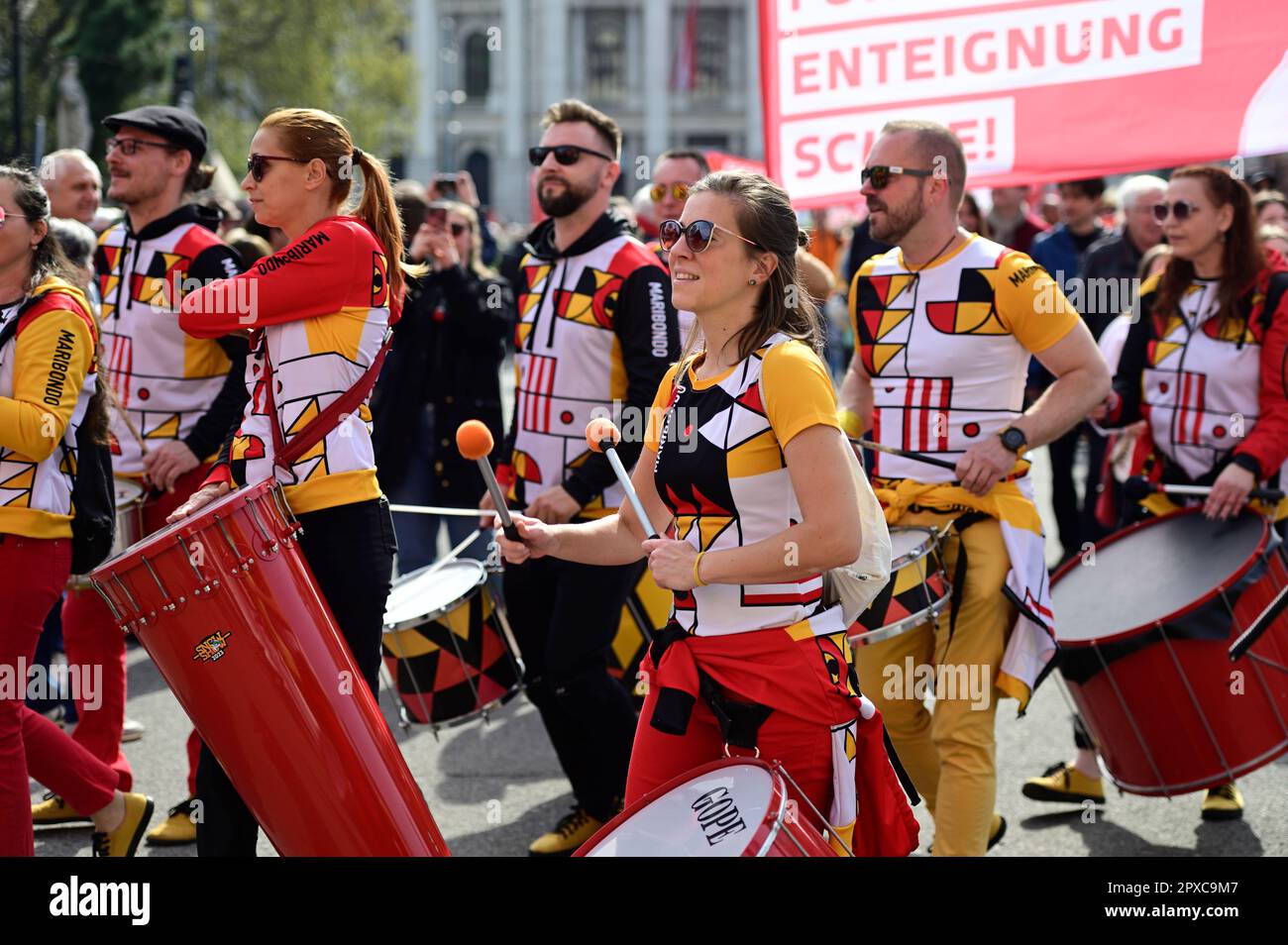 Wien, Österreich. 1. Mai 2023. Letzte Rallye der SPÖ-Feierlichkeiten für den 1. Mai auf dem Wiener Rathausplatz. Das Bild zeigt die Samba-Gruppe Stockfoto