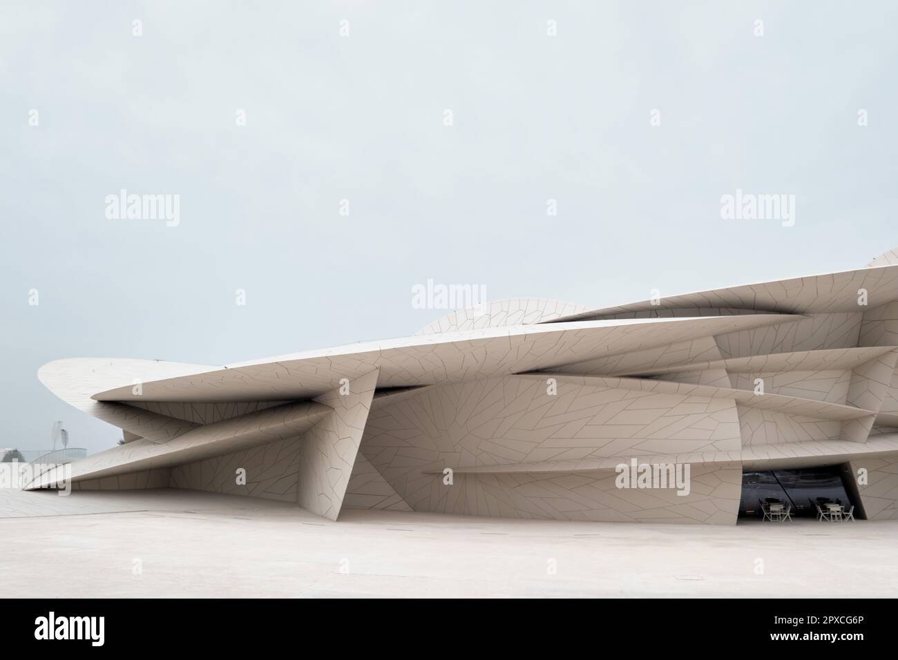 Doha, Katar - April 2023: Das Nationalmuseum von Katar, entworfen vom Architekten Jean Nouvel. Das Museum hat die Form einer Wüstenrose und wurde im März 2019 eröffnet Stockfoto