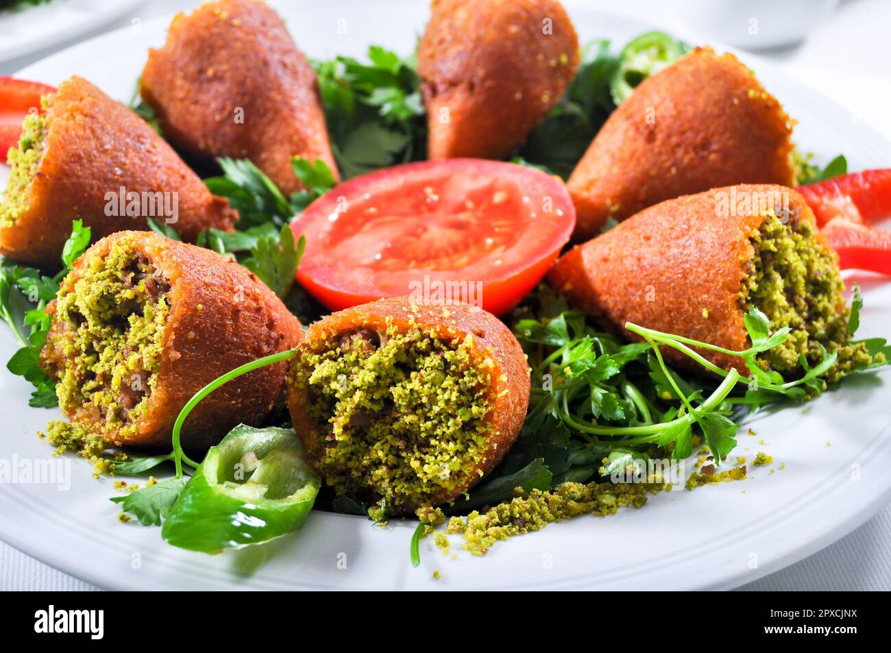 Icli Kofte gefüllte Fleischbällchen, eines der wichtigsten Gerichte der türkischen Küche, mit großartiger Präsentation Stockfoto