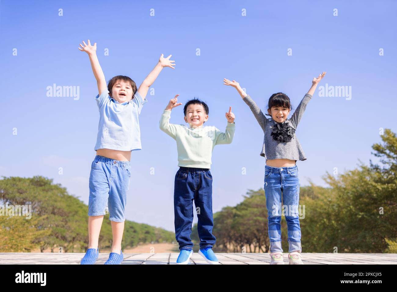 Glückliche Kinder springen und tanzen Stockfoto