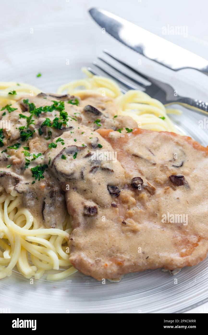 Schweinefilet mit Pilzsauce serviert mit Spatzles Stockfoto
