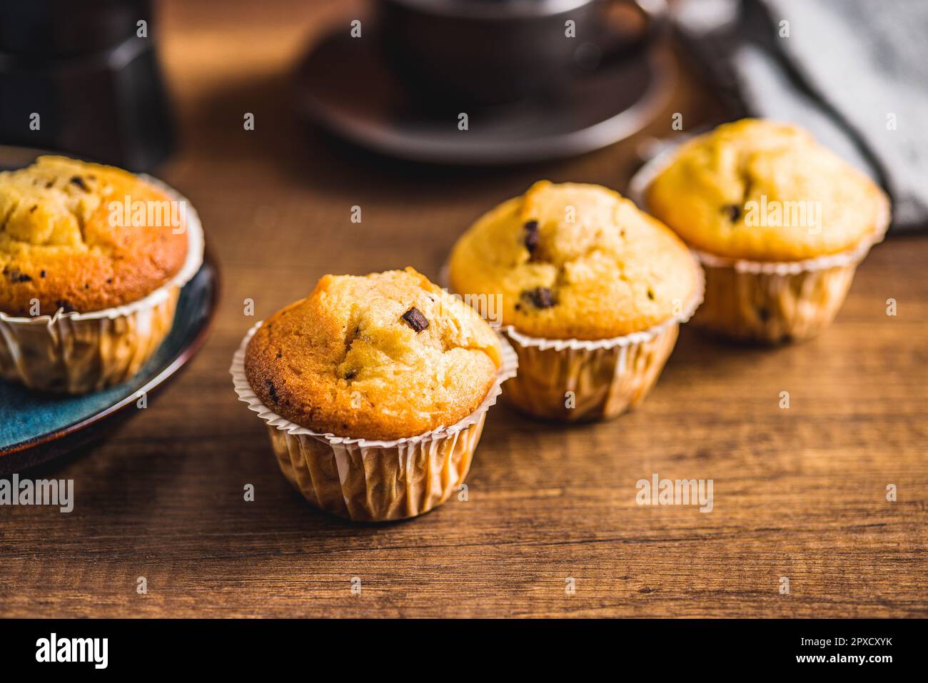 Süße Vanille-Muffins auf dem Holztisch. Stockfoto