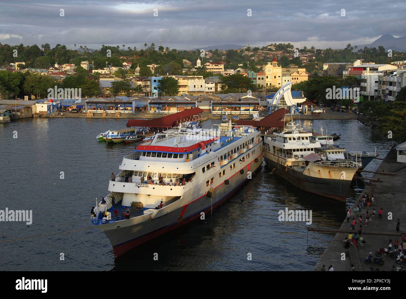 Die Schiffe lehnen sich auf den Hafenpier, Seite an Seite Stockfoto