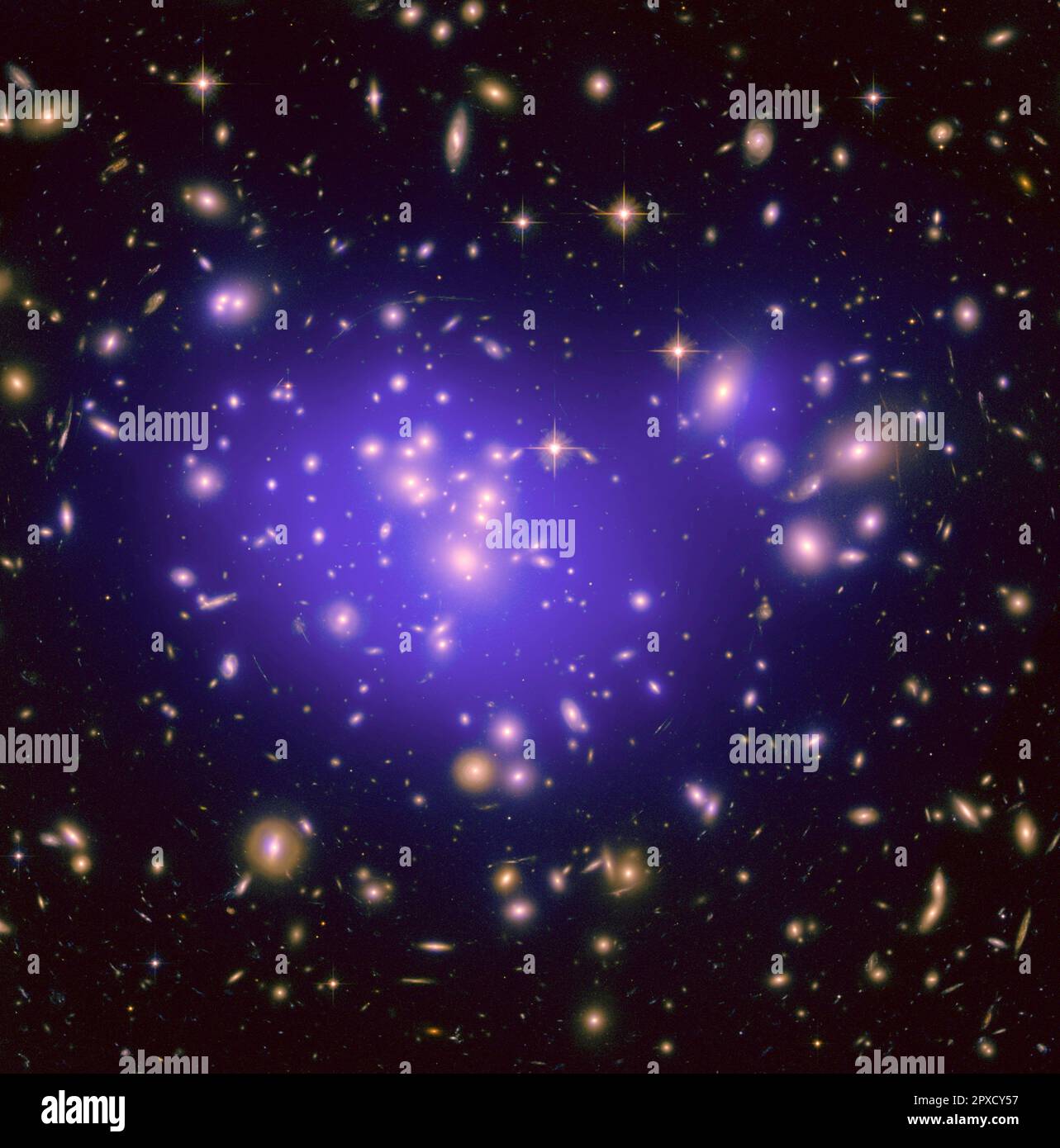 Ein internationales Astronomenteam, das auf Beobachtungen des NASA/ESA Hubble Space Telescope aus der Gravitationslinse zurückgreift, hat einen wichtigen Schritt für getan Stockfoto