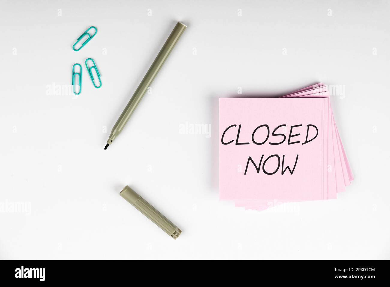 Inspiration mit dem Schild „Closed Now“, dem Internetkonzept eines Unternehmens, das seinen Handel insbesondere für einen kurzen Zeitraum eingestellt hat Stockfoto