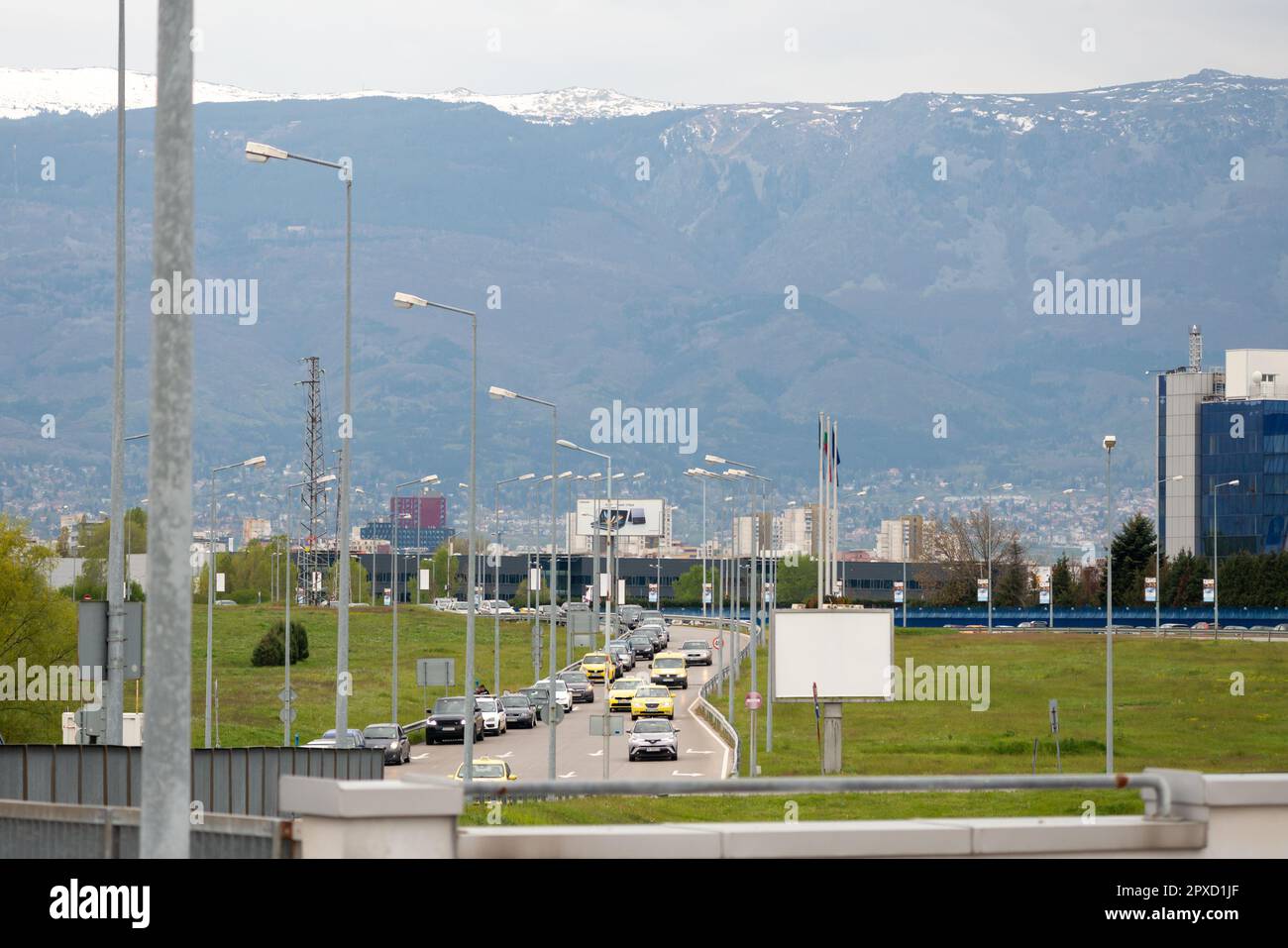 Befahrene Straße zwischen dem Flughafen Sofia und der Stadt mit Blick auf die Berge von Vitosha in Sofia, Bulgarien, Osteuropa, Balkan, EU Stockfoto