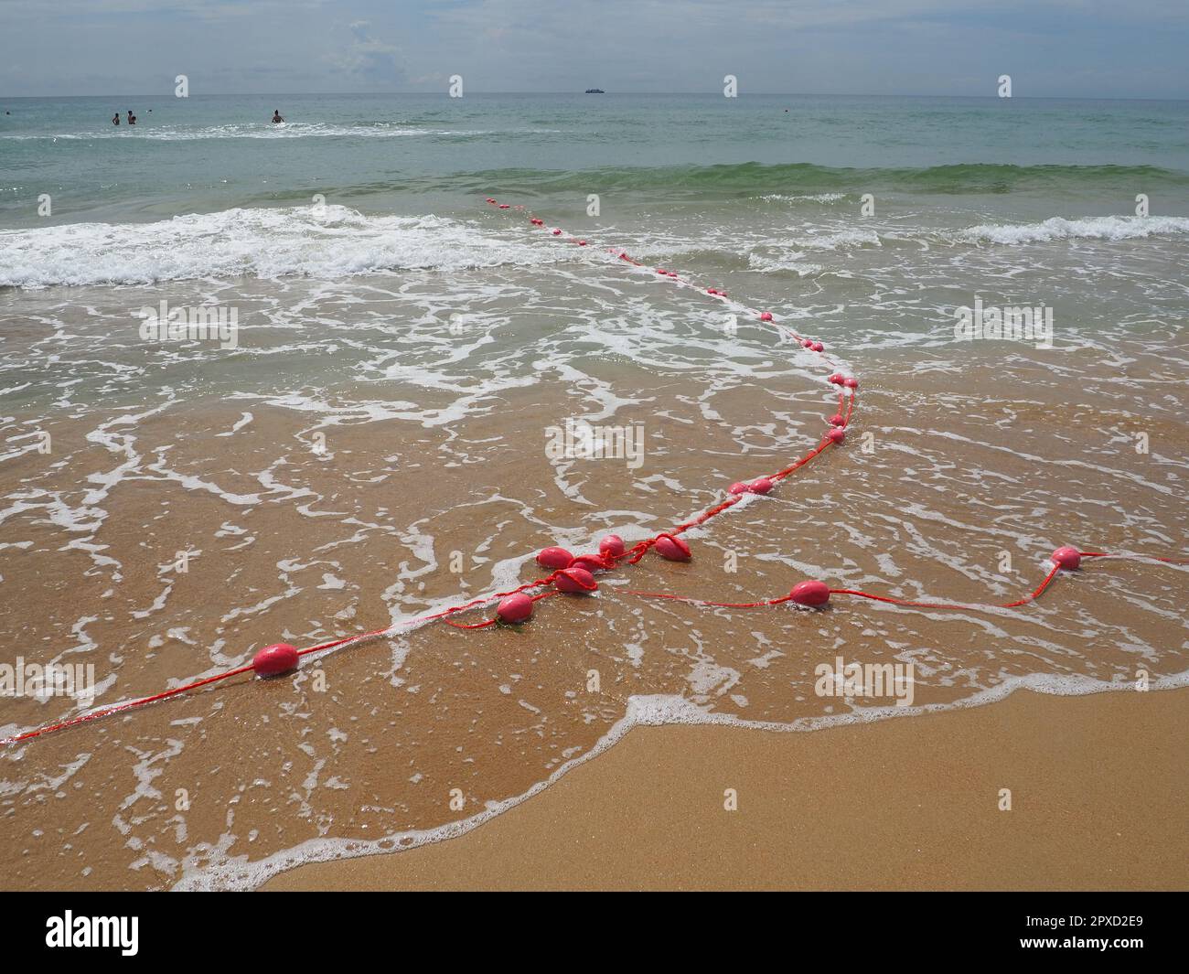 Bojen an einem Seil im Meerwasser. Die Rettungsringe sind rosa gefesselt, um die Leute auf die Wassertiefe aufmerksam zu machen. Rettung des Ertrinkens. Einen Ort abgrenzen Stockfoto