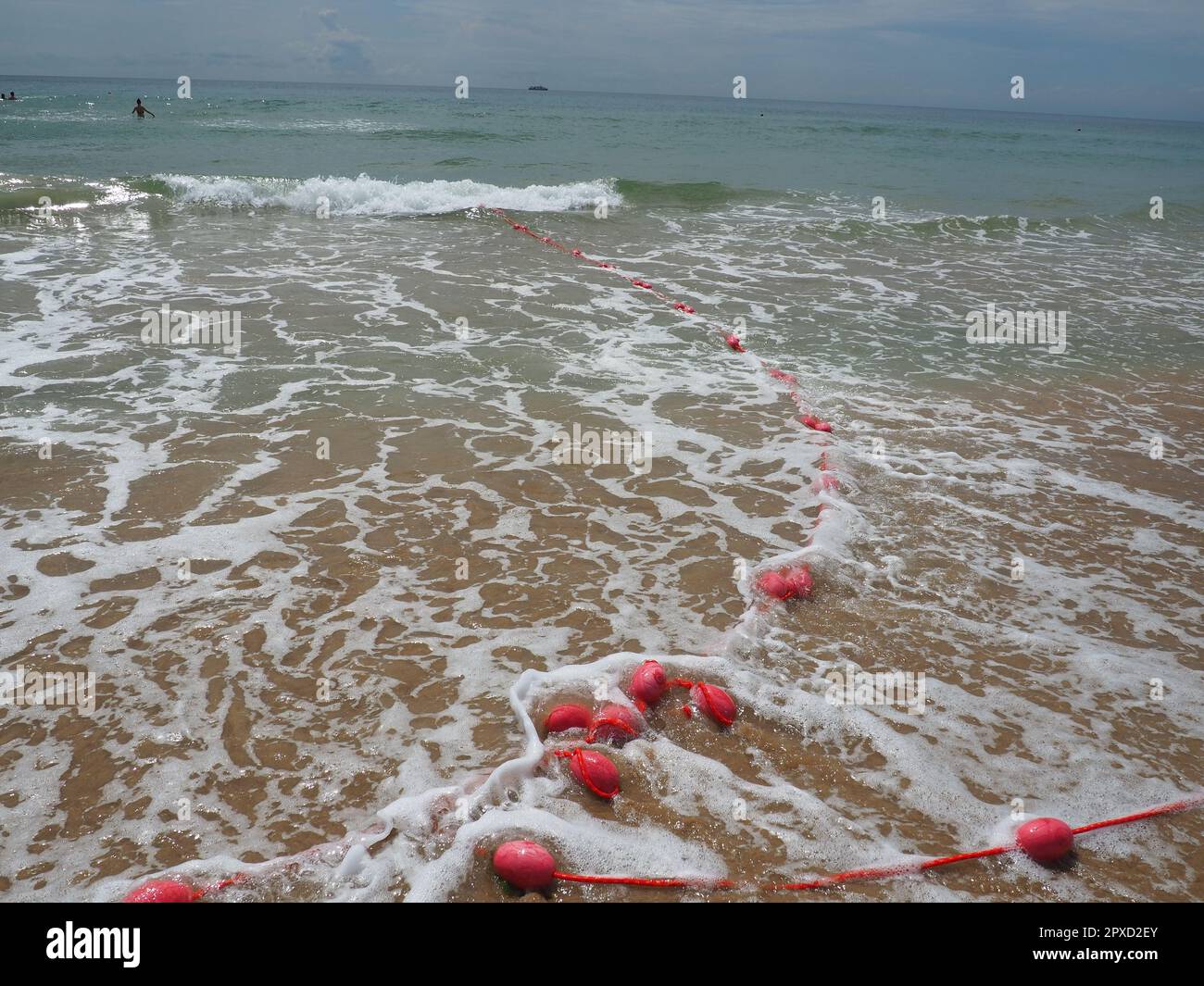 Bojen an einem Seil im Meerwasser. Die Rettungsringe sind rosa gefesselt, um die Leute auf die Wassertiefe aufmerksam zu machen. Rettung des Ertrinkens. Einen Ort abgrenzen Stockfoto