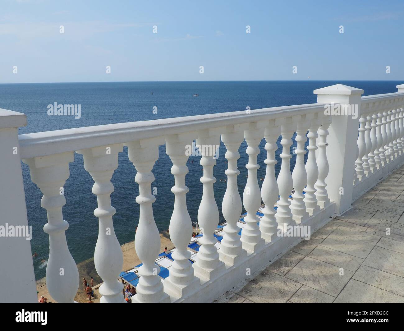 Anapa, Russland, 23. August 2021. Balustrade mit Blick auf das Meer, den Himmel und den Horizont, ein Zaun bestehend aus einer Reihe von geschwungenen Balustern, die durch ein verbunden sind Stockfoto