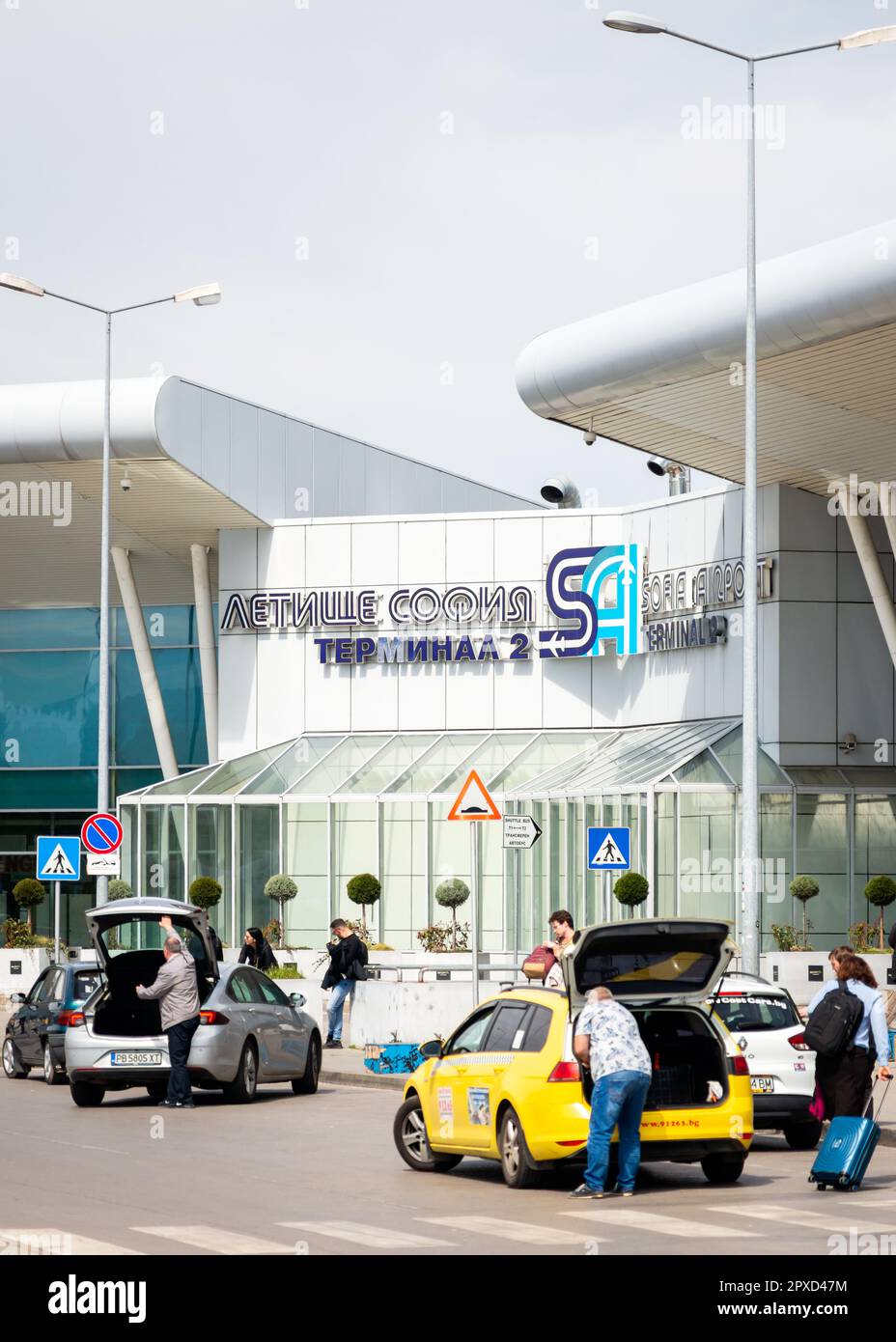 Passagiere und Autos am Flughafen Sofia in Sofia, Bulgarien, Osteuropa, Balkan, EU Stockfoto