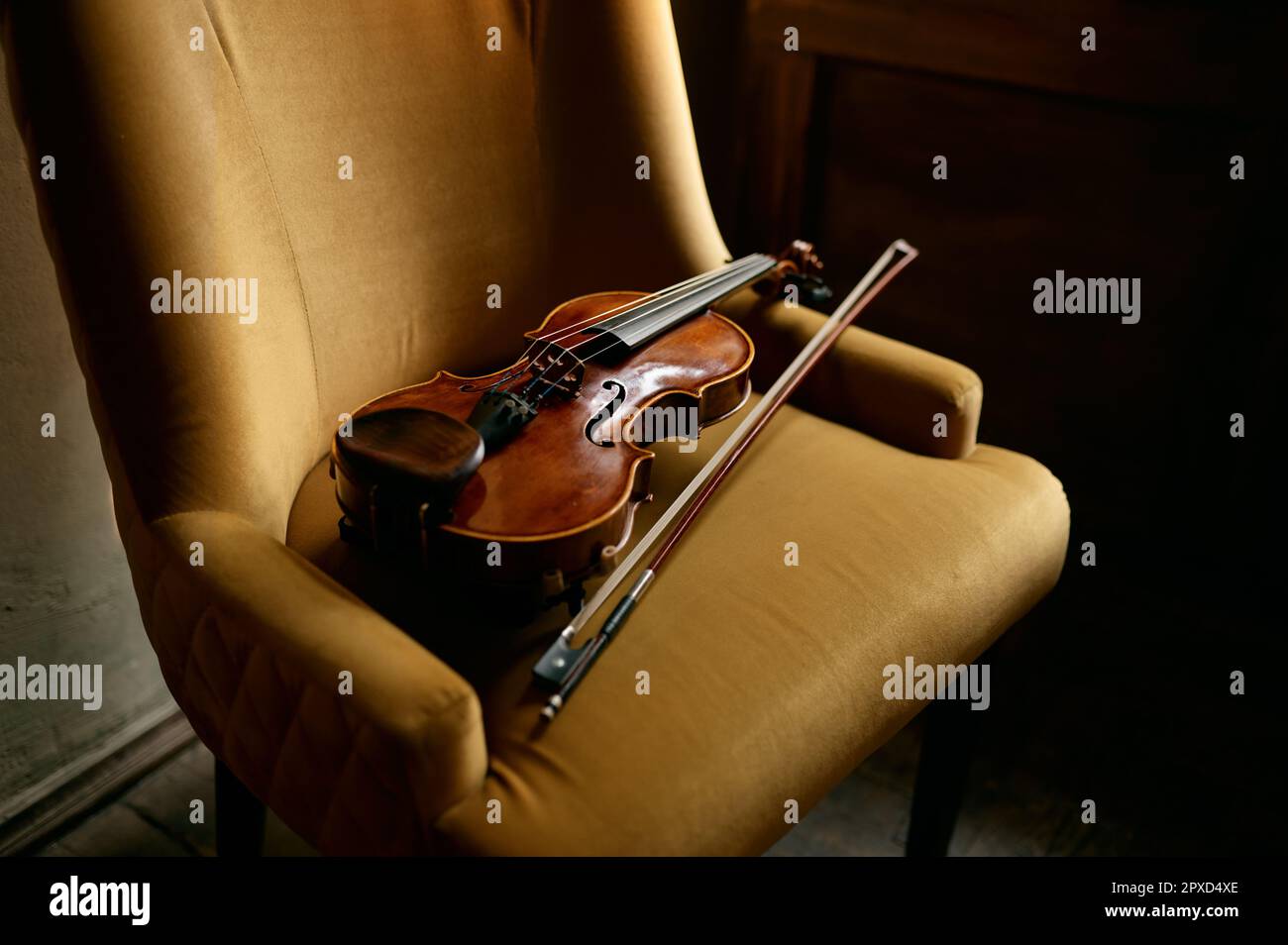 Das Instrument der Geige auf dem Stuhl. Violinisten-Ausrüstung für Musikaufführungen Stockfoto