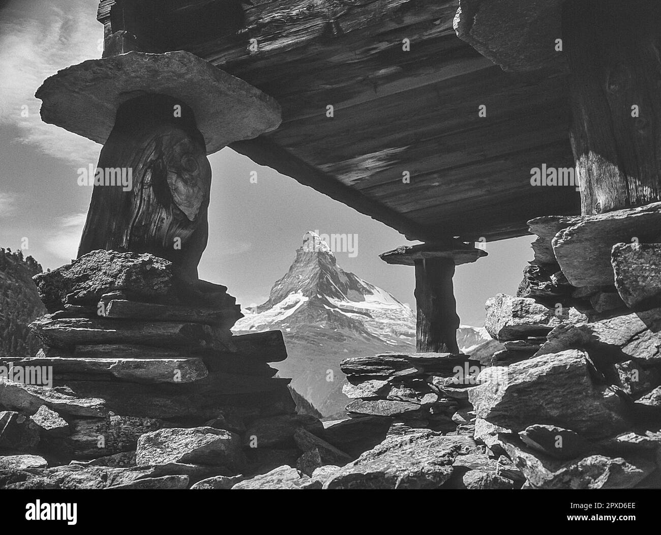 Diese Bilderserie zeigt die Berge in der Nähe des Schweizer Kurorts Zermatt, die hier mit den malerischen Heuscheunen im Dorf Zmutt in Richtung des Matterhorn-Berges zu sehen sind. Stockfoto