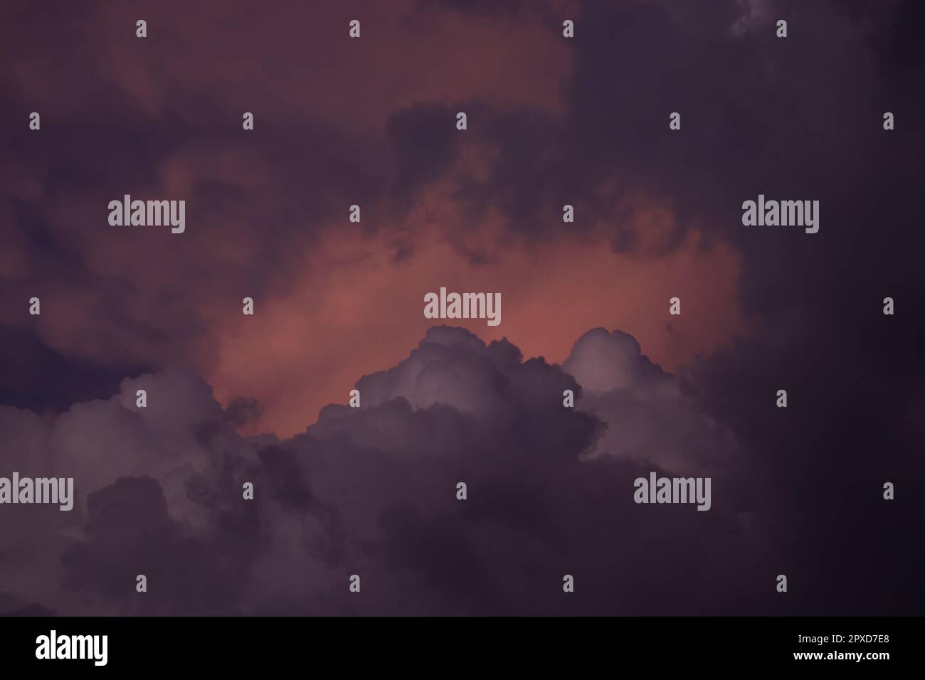 Wolkenlandschaft, farbige Wolken bei Sonnenuntergang am Meer, Hintergründe Stockfoto