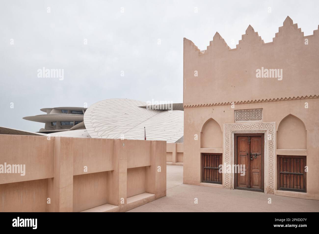 Doha, April 2023: palast von Scheich Abdullah bin Jassim Al Thani im Nationalmuseum von Katar und modernes Museumsgebäude, entworfen von Jean Nouvel Stockfoto