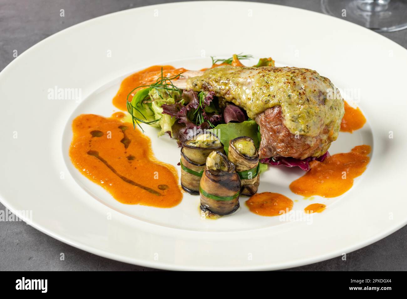 Lammkoteletts mit verschiedenen Gemüsesorten in einem feinen Restaurant Stockfoto