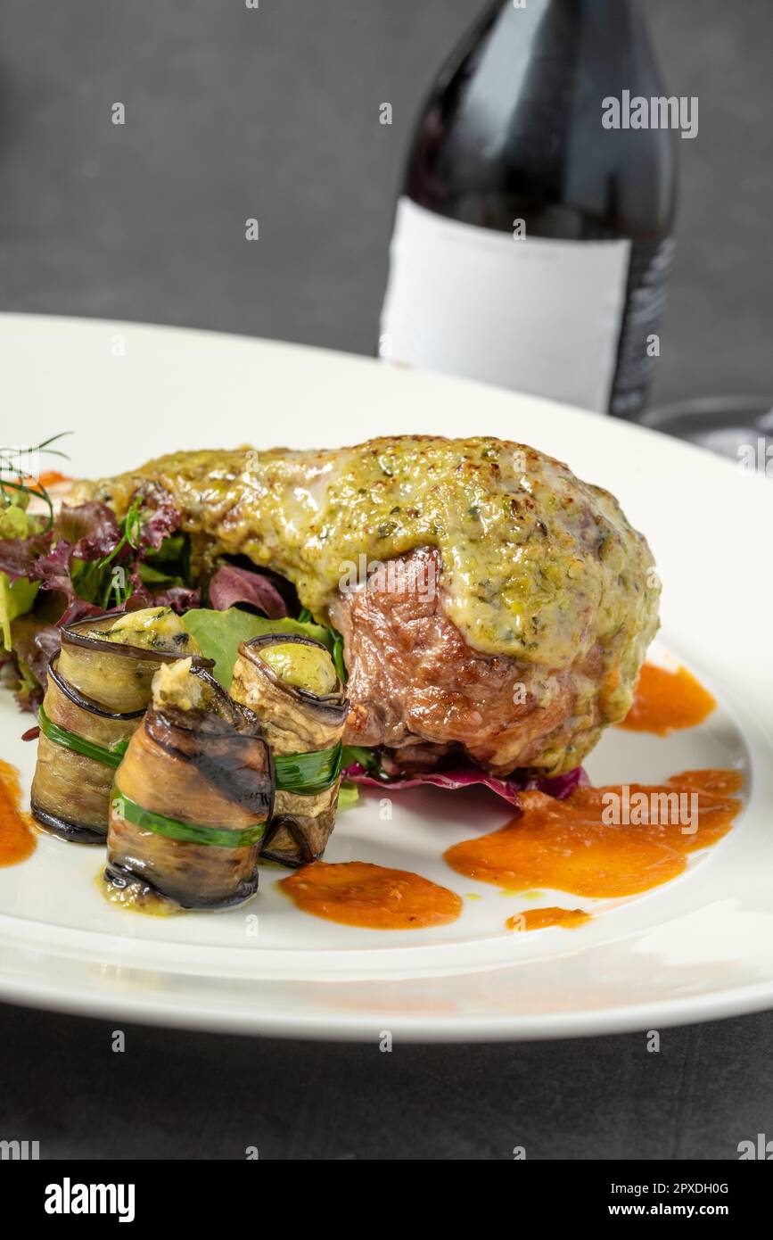 Lammkoteletts mit verschiedenen Gemüsesorten in einem feinen Restaurant Stockfoto