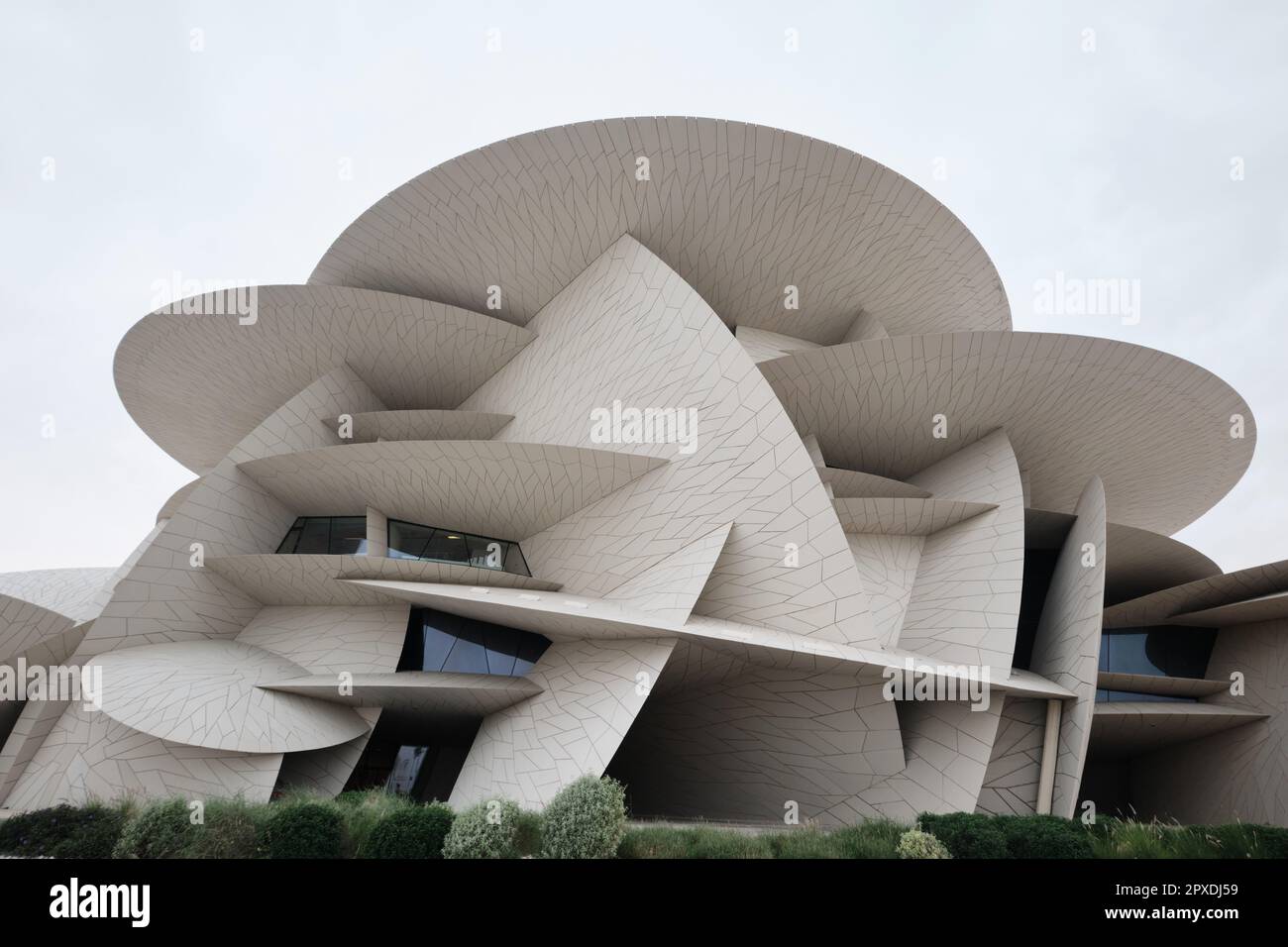 Doha, Katar - April 2023: Das Nationalmuseum von Katar, entworfen vom Architekten Jean Nouvel. Das Museum hat die Form einer Wüstenrose und wurde im März 2019 eröffnet Stockfoto