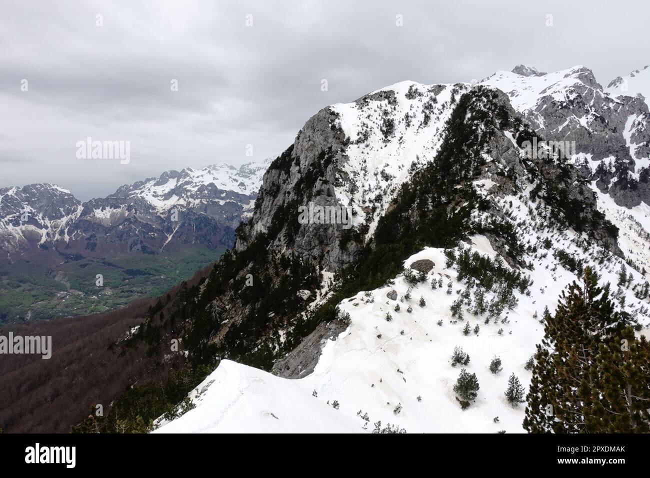 Fahren Sie auf dem Theth-to-Valbone-Pfad im Frühling, Albanien Stockfoto