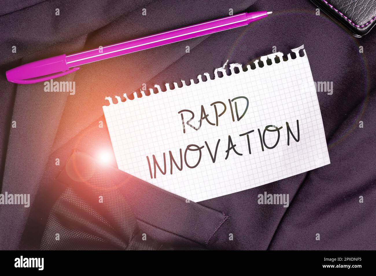 Handgeschriebenes Schild Rapid Innovation, Wort für die Eigenschaft einer Website, die Suchmaschinenalgorithmen verwendet Stockfoto