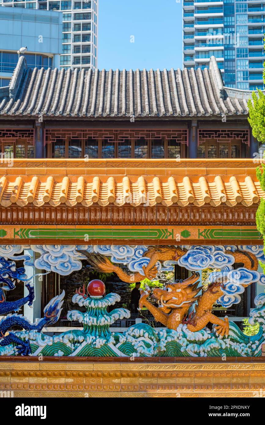 Die Drachenmauer mit zwei fliegenden Drachen, ein Geschenk von Guangdong City nach New South Wales, symbolisiert Majestät und Perfektion in der chinesischen Kultur Stockfoto