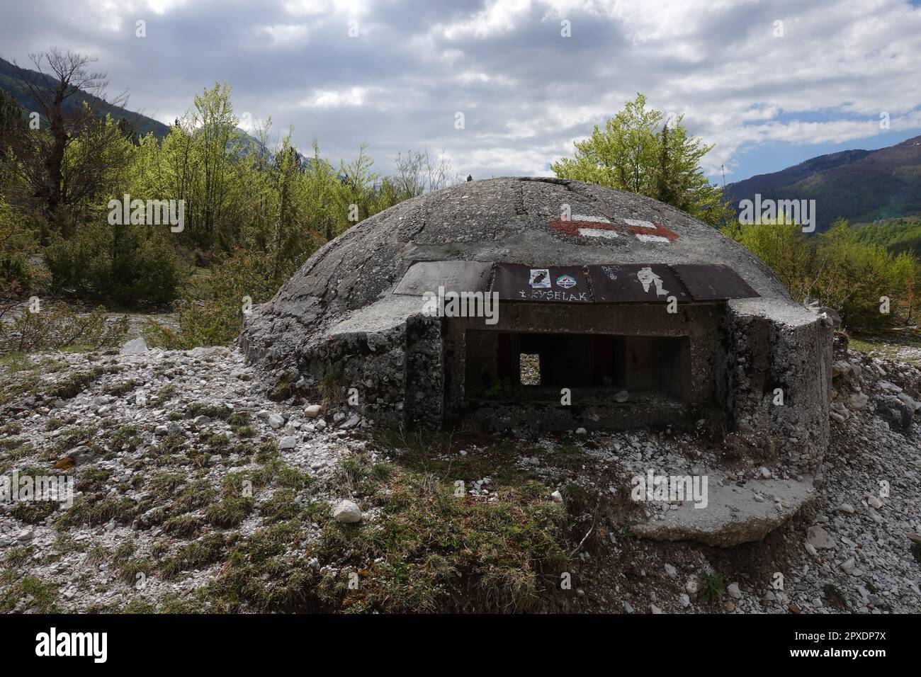 Verlassener Bunker in Theth Valley, Albanien Stockfoto