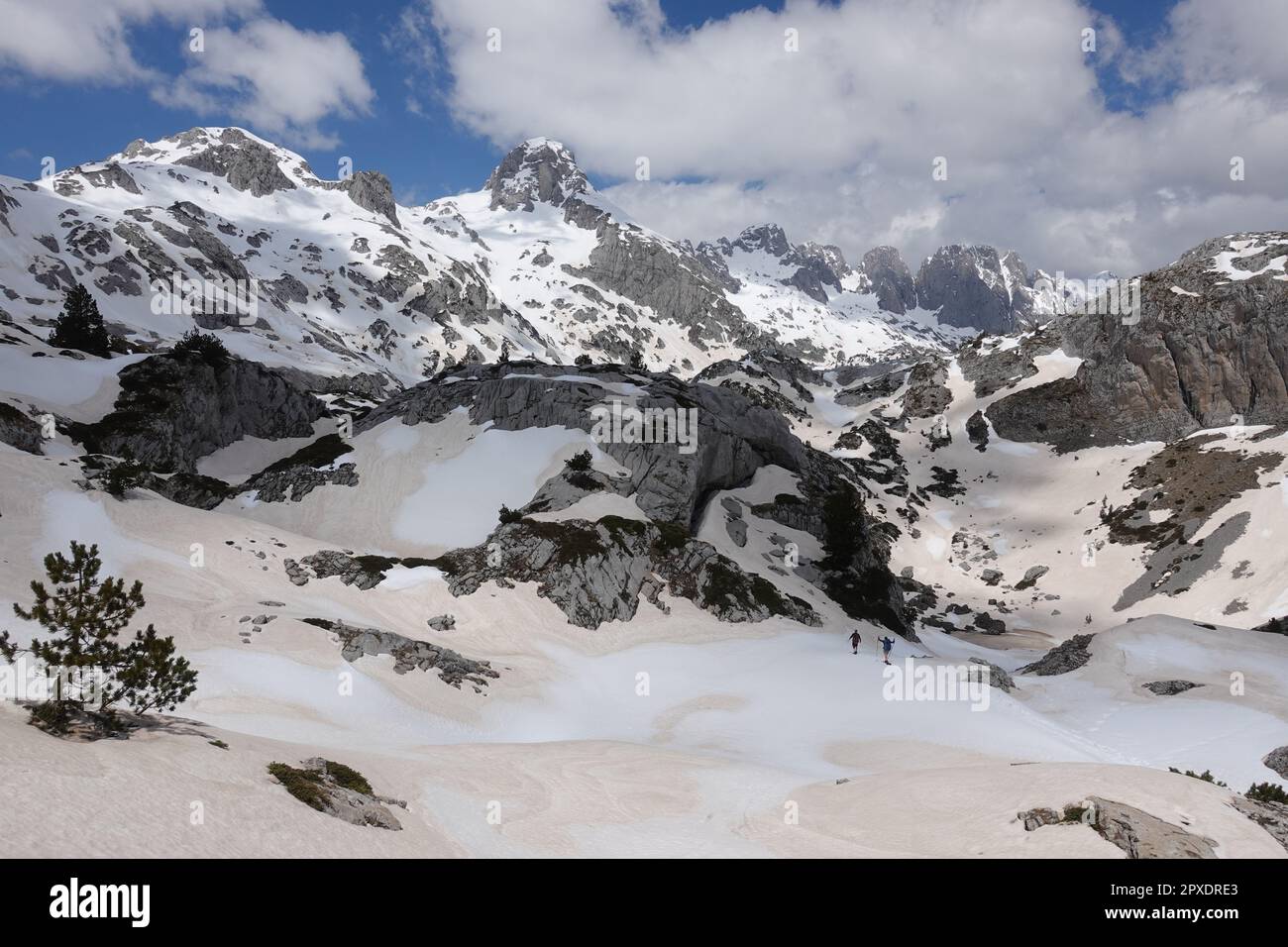 Zwei Wanderer, die durch den Schnee wandern, am Qafa e Pejes Pass, in den verfluchten Bergen, Theth, Albanien Stockfoto